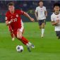 Pesepak bola Timnas Indonesia Ole Romeny berebut bola dengan pemain Timnas China dalam pertandingan Grup C putaran ketiga Kualifikasi Piala Dunia 2026 zona Asia antara Indonesia melawan China di Stadion Utama Gelora Bung Karno, Jakarta, Kamis (5/6/2025). [Suara.com/Alfian Winanto]