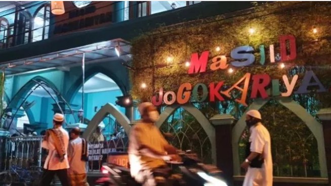 Suasana tarawih hari pertama di Masjid Jogokariyan, Senin (12/4/2021) malam. [Hiskia Andika Weadcaksana / SuaraJogja.id]