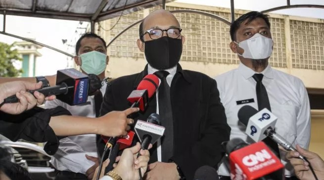 Mantan penyidik Komisi Pemberantasan Korupsi (KPK) Novel Baswedan (tengah) bersama sejumlah mantan pegawai KPK menjawab pertanyaan awak media saat tiba untuk mengikuti pelantikan di Mabes Polri, Jakarta, Kamis (9/12/2021). ANTARA FOTO/Dhemas Reviyanto