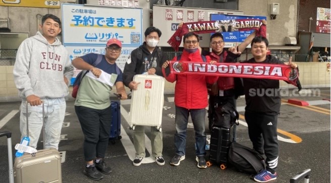 Suporter Timnas Indonesia mulai tiba di Kota Osaka, Selasa (10/5/2025) pagi. [Suara.com/Ronald Seger Prabowo]
