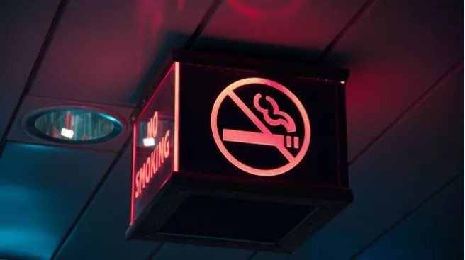 YLKI meminta Presiden Prabowo untuk tak gentar menghadapi intervensi industri rokok yang ingin menghalangi penerapan PP No. 28 Tahun 2024, yang mengatur tentang penjualan rokok eceran, iklan rokok dan kemasan rokok. Foto: Ilustrasi dilarang merokok (Unsplash/Kristaps Solims)