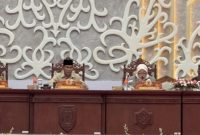 Ketua DPRD Kalteng Arton S Dohong bersama Wakil Ketua I Riska Agustin, Wakil Ketua II M Ansyari dan Wagub Kalteng saat memimpin Rapat Paripurna ke-14 Masa Persidangan III Tahun 2025 di ruang rapat paripurna DPRD Kalteng, Senin (23/6/2025). Foto:Istimewa