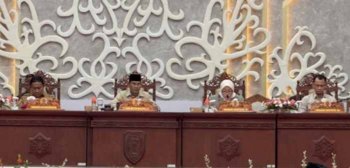 Ketua DPRD Kalteng Arton S Dohong bersama Wakil Ketua I Riska Agustin, Wakil Ketua II M Ansyari dan Wagub Kalteng saat memimpin Rapat Paripurna ke-14 Masa Persidangan III Tahun 2025 di ruang rapat paripurna DPRD Kalteng, Senin (23/6/2025). Foto:Istimewa