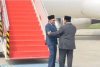 Presiden Prabowo Subianto memeluk hangat Perdana Menteri Malaysia Anwar Ibrahim saat tiba di Indonesia dengan mendarat di Lanud Halim Perdanakusuma, Jumat (27/6/2025) siang. (tangkap layar/ist)