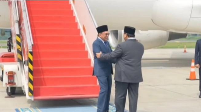 Presiden Prabowo Subianto memeluk hangat Perdana Menteri Malaysia Anwar Ibrahim saat tiba di Indonesia dengan mendarat di Lanud Halim Perdanakusuma, Jumat (27/6/2025) siang. (tangkap layar/ist)