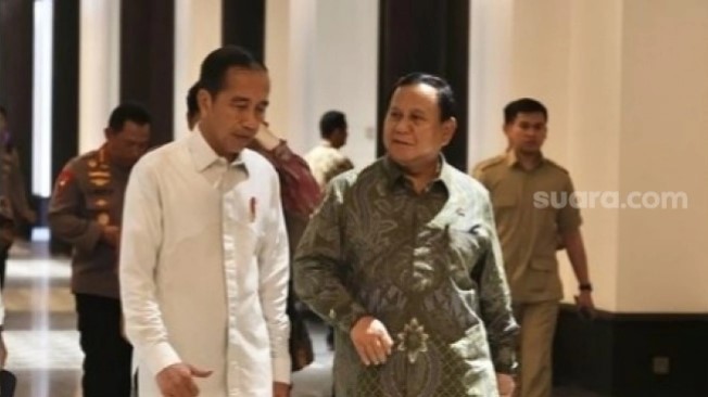 Foto Presiden Prabowo berjalan bersama mantan Presiden Jokowi. Melalui Perpres 49 tahun 2025, Prabowo resmi membubarkan Satgas Saber Pungli 'warisan' Jokowi karena dianggap tidak efektif. [Suara.com]