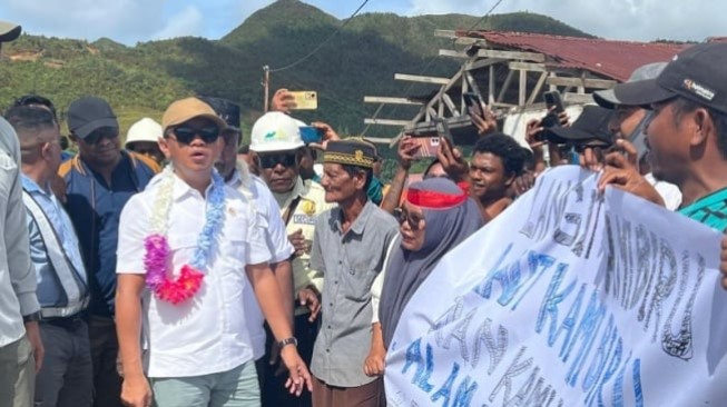Menteri ESDM Bahlil Lahadalia berkunjung ke Raja Ampat, Papua Barat untuk memeriksa tambang nikel pada Sabtu (7/6/2025). [Antara]