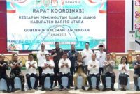 Ketua DPRD Kalteng Arton S Dohong (paling kiri) bersama Gubernur H Agustiar Sabran dan Wakil Gubernur H Edy Pratowo serta jajaran Forkopimda saat menghadiri Rakor kesiapan PSU Kabupaten Barito Utara, yang digelar di Aula Jayang Tingang, Kantor Gubernur Kalteng, Rabu (25/6/2025).Foto:Istimewa