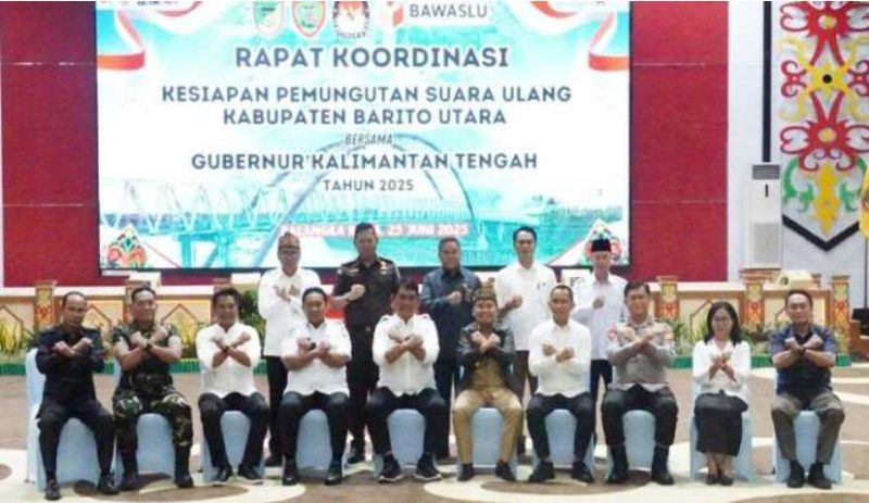 Ketua DPRD Kalteng Arton S Dohong (paling kiri) bersama Gubernur H Agustiar Sabran dan Wakil Gubernur H Edy Pratowo serta jajaran Forkopimda saat menghadiri Rakor kesiapan PSU Kabupaten Barito Utara, yang digelar di Aula Jayang Tingang, Kantor Gubernur Kalteng, Rabu (25/6/2025).Foto:Istimewa
