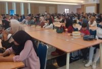 Sejumlah calon siswa dan orang tua berkumpul mendapat pengarahan mengenai Sekolah Rakyat yang akan berjalan pada tahun ajaran baru di Pusdiklat Kesos Margaguna, Jakarta, Rabu (25/6/2026). [Suara.com/Fakhri]