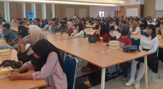 Sejumlah calon siswa dan orang tua berkumpul mendapat pengarahan mengenai Sekolah Rakyat yang akan berjalan pada tahun ajaran baru di Pusdiklat Kesos Margaguna, Jakarta, Rabu (25/6/2026). [Suara.com/Fakhri]