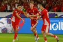 Pesepak bola Timnas Indonesia Ole Romeny (tengah) berselebrasi bersama rekan setimnya usai mencetak gol ke gawang Timnas Bahrain dalam pertandingan Grup C putaran ketiga Kualifikasi Piala Dunia 2026 zona Asia di Stadion Utama Gelora Bung Karno (sumber: suara.com)