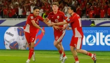 Pesepak bola Timnas Indonesia Ole Romeny (tengah) berselebrasi bersama rekan setimnya usai mencetak gol ke gawang Timnas Bahrain dalam pertandingan Grup C putaran ketiga Kualifikasi Piala Dunia 2026 zona Asia di Stadion Utama Gelora Bung Karno (sumber: suara.com)