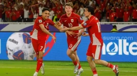 Pesepak bola Timnas Indonesia Ole Romeny (tengah) berselebrasi bersama rekan setimnya usai mencetak gol ke gawang Timnas Bahrain dalam pertandingan Grup C putaran ketiga Kualifikasi Piala Dunia 2026 zona Asia di Stadion Utama Gelora Bung Karno (sumber: suara.com)