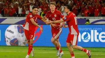 Pesepak bola Timnas Indonesia Ole Romeny (tengah) berselebrasi bersama rekan setimnya usai mencetak gol ke gawang Timnas Bahrain dalam pertandingan Grup C putaran ketiga Kualifikasi Piala Dunia 2026 zona Asia di Stadion Utama Gelora Bung Karno (sumber: suara.com)