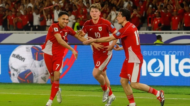 Pesepak bola Timnas Indonesia Ole Romeny (tengah) berselebrasi bersama rekan setimnya usai mencetak gol ke gawang Timnas Bahrain dalam pertandingan Grup C putaran ketiga Kualifikasi Piala Dunia 2026 zona Asia di Stadion Utama Gelora Bung Karno (sumber: suara.com)