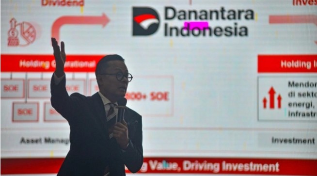 Wakil Menteri Badan Usaha Milik Negara sekaligus Chief Operating Officer Danantara Dony Oskaria mengkritik perilaku para istri direksi BUMN yang sering ikut mengatur perusahaan. [Antara/Iggoy el Fitra]