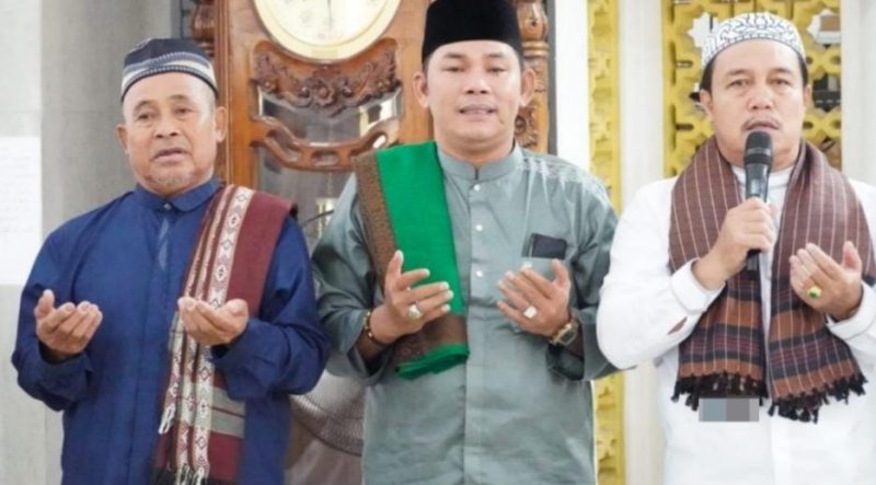 WAbup Mura Rahmanto Muhidin (tengah)