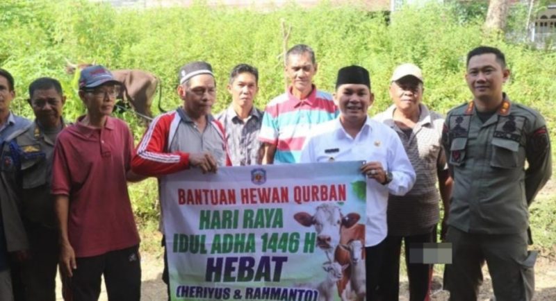 Wabup Rahmanto secara simbolis menyerahkan hewan kurban
