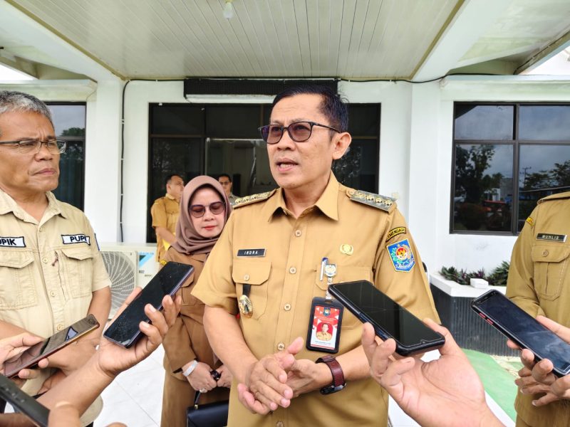 P{j Bupati Barut Indra Gunawan saat memberikan klarifikasi terkait tuntutan warga mengenai netralitas ASN, Selasa(10/06/25). Foto.Delia/1tulah