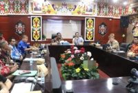 Bupati Mura Heriyus memimpin rapat tentang pengakuan dan perlindungan Masyarakat Hukum Adat (MHA) Desa Takajung, di aula A kantor Bupati Mura, Kamis (12/6/2025).