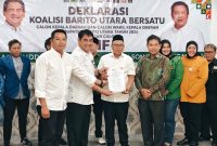 9 Parpol saat menerahkan deklarasi dukungan kepada paslon Shalahudidn- Felik, Sabtu(14/06/25). Foto.Delia/1tulah.com