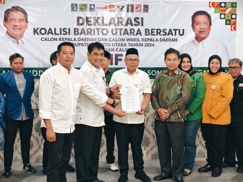 9 Parpol saat menerahkan deklarasi dukungan kepada paslon Shalahudidn- Felik, Sabtu(14/06/25). Foto.Delia/1tulah.com