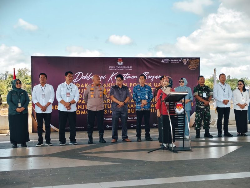 KPU Barut bersama Pemkab, Parpol dan tokoh masyarakat saat deklarasi tolak politik uang, Selasa (17/06/25).Foto.Deni/1tulah.com