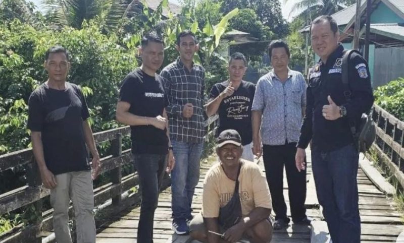 Anggota DPRD Mura Sutrisno menyerap aspirasi masyarakat saat reses di Daerah Pemilihan (Dapil) I wilayah Kecamatan Murung,di Desa Muara Untu, Selasa (17/6/205).