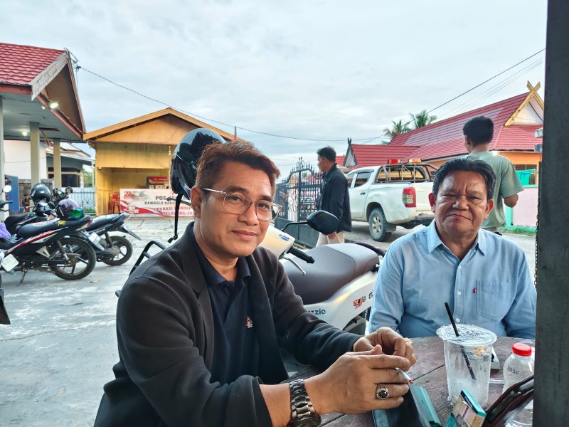 Ketua tim hukum Paslon nomor urut 01, Rahmadi G Lentam(baju hitam) saat di wawancarai wartawan di Kantor Bawaslu Barut, Senin(30/6/2025). Foto.Deni 