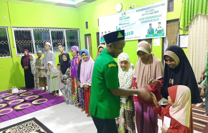 Ketua PC GP Ansor Bartim saat memberikan Santunan. Foto : 1tulah.com/zakirin