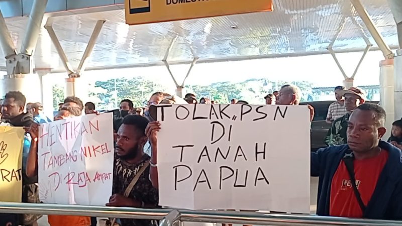 Kedatangan Menteri Energi dan Sumber Daya Mineral (ESDM) Bahlil Lahadalia ke Papua Barat Daya di Bandara Domine Eduard Osok (DEO) Sorong, Sabtu (7/6/2025) menuai aksi demonstrasi oleh sejumlah aktivis lingkungan dan mahasiswa mengatasnamakan Koalisi Selamatkan Alam dan Manusia Papua. Foto:Istimewa