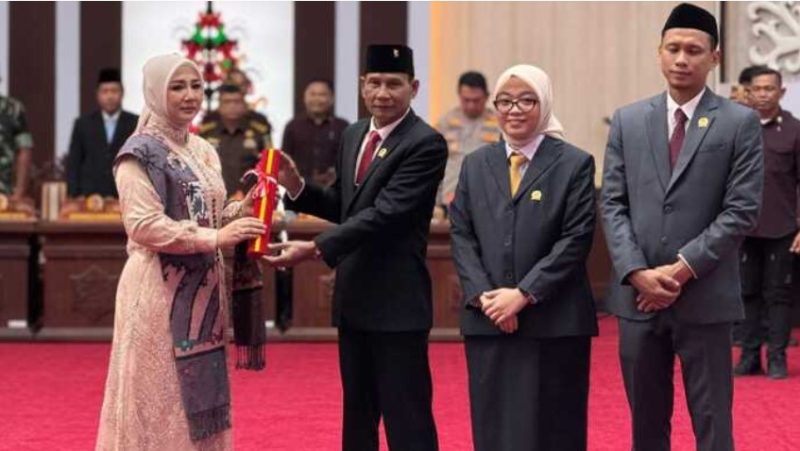 Endang Susilawatie resmi dilantik Anggota DPRD Kalteng oleh Ketua DPRD Kalteng Arton S Dohong dan jajaran wakil ketua usai rapat paripurna, Senin (2/6/2025) Foto:Istimewa