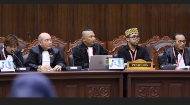 Para Kuasa Hukum Pemohon menyampaikan keterangan pada sidang uji materi Pasal 16A ayat (1), (2), dan (3) Undang-Undang Nomor 3 Tahun 2022 tentang Ibu Kota Nusantara (IKN), Rabu (04/06) di Ruang Sidang MK. [Dok. MKRI]