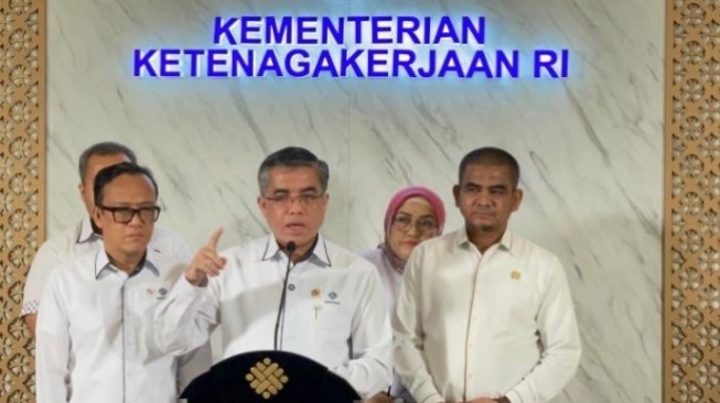Menteri Ketenagakerjaan Yassierli menyampaikan penyaluran bantuan subsidi upah (BSU) untuk tahun 2025 sudah dilakukan. (Suara.com/Novian)