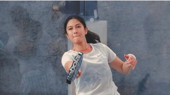 Potret Dian Sastrowardoyo bermain padel. [Instagram/@therealdisastr]