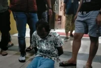 Penangkapan diduga pelaku pembunuhan balita di Singkawang oleh Polres Singkawang, Polda Kalbar, Sabtu malam (14/6). (sumber: suara.com)