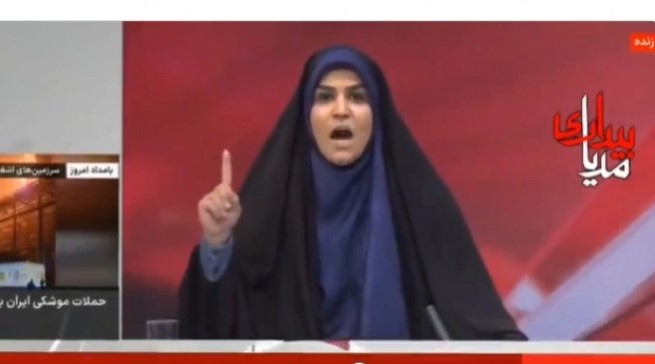Markas besar Lembaga Penyiaran Republik Islam Iran (IRIB) di Teheran mendapat serangan udara Israel. Peristiwa ini yang terjadi saat sang presenter, Sahar Emami melakukan siaran langsung pada Senin, 16 Juni 2025. [X/@IRIran_official]
