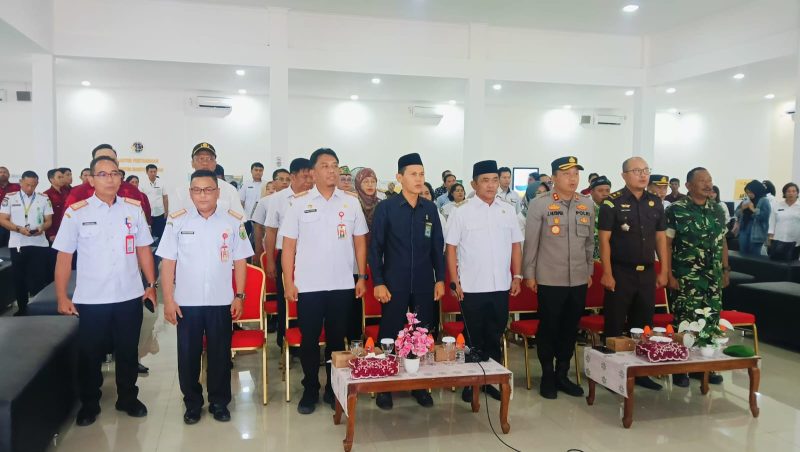 Wabup Barsel, Kristianto Yudha (tengah) didampingi jajarannya bersama unsur Forkopimda saat menghadiri peresnian gedung MPP triwulan II secara virtual, Rabu (11/6/2025). Foto. Alifansyah/1tulah.com