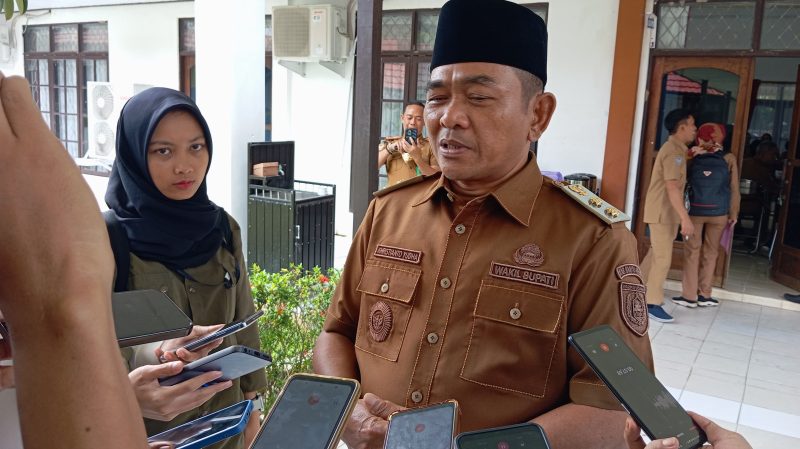 Wabup Barsel, Kristianto Yudha saat diwawancarai wartawan usai membuka acara forum lintas perangkat daerah, Selasa (4/6/2025). Foto. Alifansyah/1tulah.com