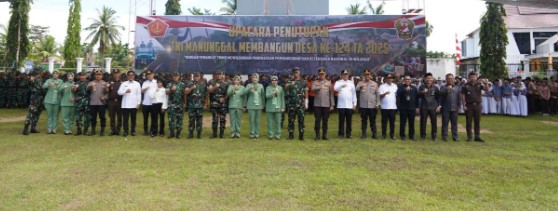 Wakasad TNI AD, Letnan Jenderal TNI Tandyo Budi Revita saat berfoto bersama Bupati dan Wakil Bupati dan tamu undangan lainnya usai acara apel penutupan TMMD ke 124, bertempat di halaman kantor Bupati setempat, Rabu (4/6/2025). Foto. Alifanayah/1tulah.com