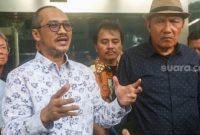 Mantan Ketua Komisi Pemberantasan Korupsi (KPK) Abraham Samad, merasa heran dirinya tertera dalam dokumen sebagai terlapor kasus ijazah palsu Jokowi. Bila benar, ia menyebut itu adalah bentuk kriminalisasi. [Suara.com]