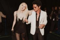 Bruno Mars duet bersama Rose dalam konser BLACKPINK di Los Angeles. [Instagram/brunomars]