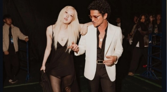 Bruno Mars duet bersama Rose dalam konser BLACKPINK di Los Angeles. [Instagram/brunomars]