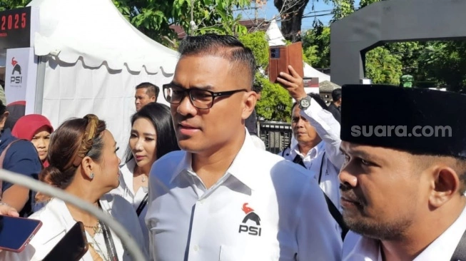Calon Ketua Umum Partai Solidaritas Indonesia (PSI) Ronald Aristone Sinaga (Bro Ron) mengaku deg-degan menjelang pengumuman di Pemilu Raya PSI.  (sumber: suara.com)