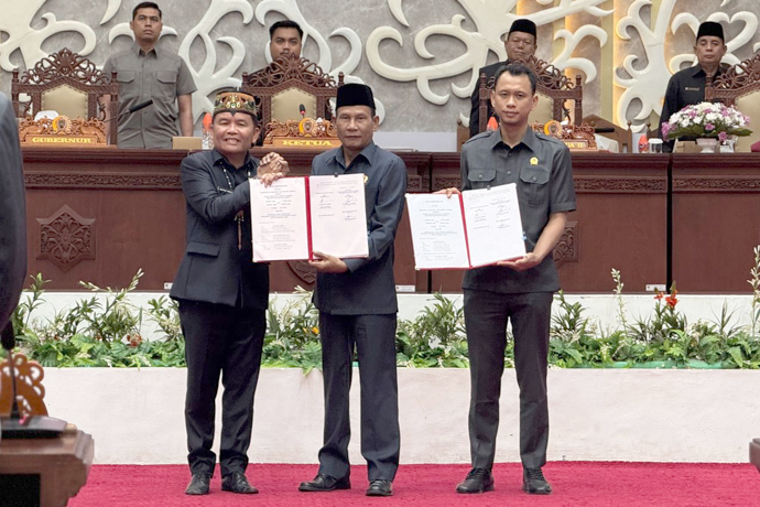 Ketua DPRD Kalteng Arton S Dohong bersama Gubernur Kalteng H Agustiar Sabran dan Wakil Ketua II DPRD Kalteng M Ansyari usai menandatangani berita acara Rancangan Perubahan KUPA dan PPAS Perubahan APBD Tahun Anggaran 2025 di Gedung DPRD Kalteng, Kamis (3/7/2025). Foto:Istimewa