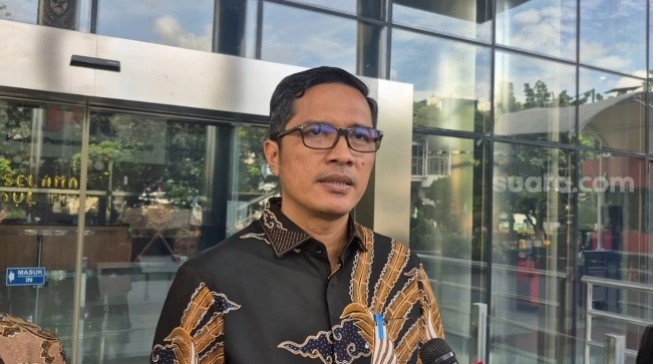 Mantan Juru Bicara KPK, Febri Diansyah sebelum diperiksa kasus Harun Masiku. (Suara.com/Dea)