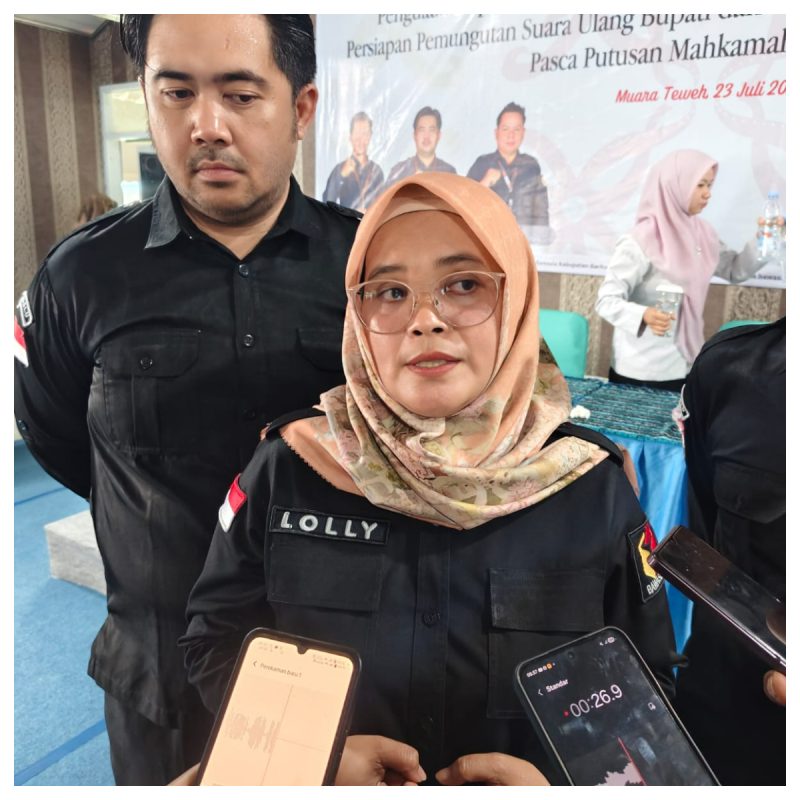 Anggota Bawaslu RI, Koordinator Divisi (Koordiv) Pencegahan, Partisipasi Masyarakat, dan Humas, Lolly Suhenty, saat wawancara dengan media, Rabu(23/7/25). foto.Delia Anisya Fitri