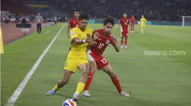 Duel Timnas Indonesia U-23 versus Malaysia pada laga pamungkas Grup A Piala AFF U-23 2025 di Stadion Utama Gelora Bung Karno (SUGBK) Jakarta, Senin (21/7/2025) malam. [Suara.com/Alfian Winanto]