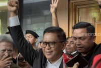Terdakwa kasus korupsi yang juga Sekjen PDIP Hasto Kristiyanto pekik ‘Merdeka’ dan kepalkan tangan usai dituntut 7 tahun penjara. (Suara.com/Dea)
